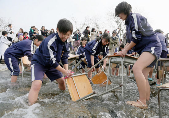 日本初中生冰冷河水中清洗课桌庆祝毕业