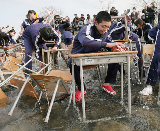 日本初中生冰冷河水中清洗课桌庆祝毕业